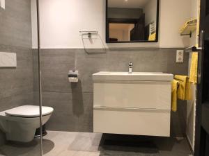 Koupelna v ubytování Style Apartments by Mieze Schindler + 17 fotografií