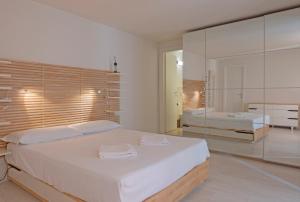 una camera con due letti e un grande specchio di Porta Nuova Apt X6 with Balcony a Torino