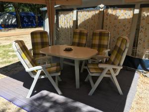 Patio nebo venkovní prostory v ubytování Caravans Bijela Uvala