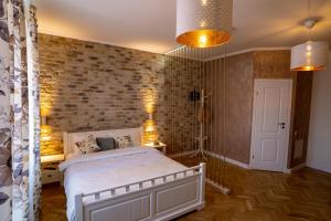 um quarto com uma cama e uma parede de tijolos em Samuel Wagner em Sibiu