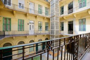 - Vistas al exterior de un edificio con balcones en Standard Apartment by Hi5 - Steindl street, en Budapest