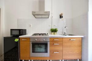 Kuchyňa alebo kuchynka v ubytovaní Standard Apartment by Hi5 - Steindl street