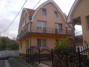 a house with a fence in front of it at Pensiunea Phoenix in Oradea +1 photo