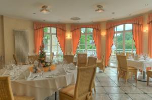 Hotel Lahnschleife tesisinde bir restoran veya yemek mekanı