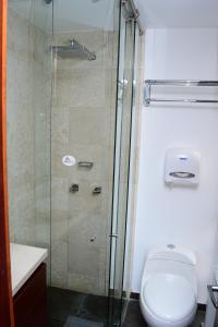 Ένα μπάνιο στο Prisma Suites Chico 94