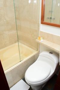 Ένα μπάνιο στο Prisma Suites Chico 94