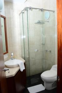 Ένα μπάνιο στο Prisma Suites Chico 94