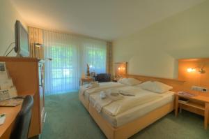Postel nebo postele na pokoji v ubytování Hotel Lahnschleife + 37 fotografií