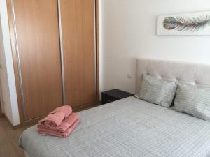 1 dormitorio con 1 cama con 2 toallas en Casa Luna, en Pataias