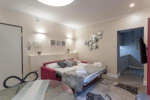 Zimmer mit einem Bett und einem Tisch in der Unterkunft DUOMO SUITE GHIRLANDAIO in Florenz