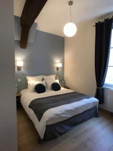 Кровать или кровати в номере Appartement de charme classé 4 étoiles coeur historique de Dinan