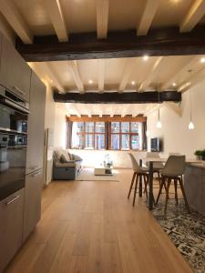 una cucina e un soggiorno con tavolo e sedie di Appartement de charme classé 4 étoiles coeur historique de Dinan a Dinan