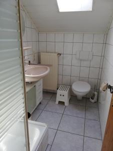 Koupelna v ubytování Wein-und Gästehaus Alfons Bollig