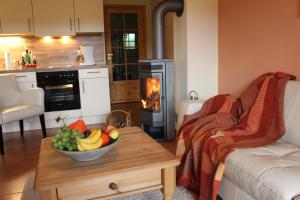 uma sala de estar com uma taça de fruta na mesa em Ferienhaus Norway em Wittenbeck