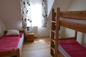 Двухъярусная кровать или двухъярусные кровати в номере Gasthof Pension „Zur Hammerschmiede“