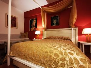 una camera con letto e pareti rosse di Hotel Electra a Orestiada