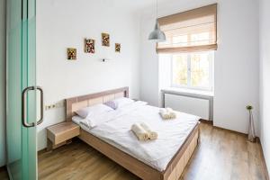 Un dormitorio con una cama con dos toallas encima. en Romari Площа Ринок 29, en Leópolis