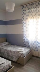 a small bedroom with a bed and a window at Apt. 7 - Villa dei Pini in Ameglia