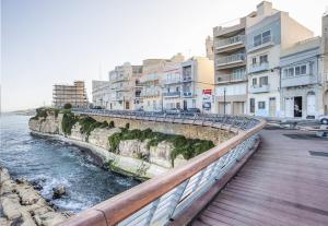 Una pasarela junto al agua en una ciudad en Pepprina, en St Paul's Bay