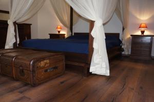 シャッカにあるTorre Raganellaのベッドルーム(天蓋付きベッド、トランク付)