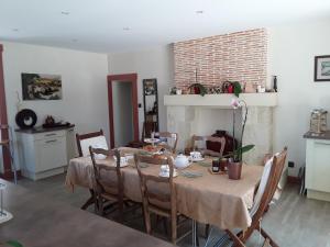 A seating area at Chez Domi Jardin du bourg