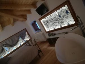 una vista sul soffitto di una camera con letto e specchio di Hotel Albrici a San Bernardo