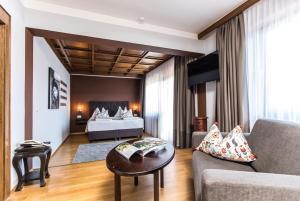 A bed or beds in a room at Landidyll-Hotel Nudelbacher Még 37 kép
