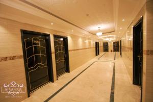 een hal van een gebouw met een bord aan de muur bij ALSAHRA Belshamal Hotel in Rafha +47 foto's