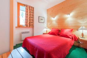 Un pat sau paturi într-o cameră la Residence Les Sentiers du Tueda - maeva Home