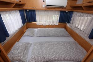 Postel nebo postele na pokoji v ubytování Caravans Bijela Uvala