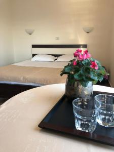 Eden Blue في كوستينيشت: صينية مع الزهور على طاولة مع سرير