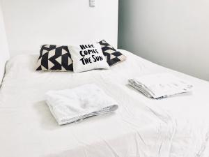Łóżko lub łóżka w pokoju w obiekcie Mahalo Aparts