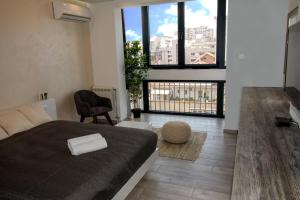 O zonă de relaxare la Luxury Boutique City Center Apartments