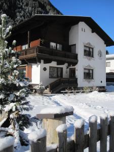 een huis in de sneeuw met een hek bij Haus Walch in Jerzens