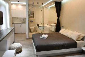 O baie la Luxury Boutique City Center Apartments +28 fotografii