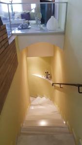eine Treppe in einem Zimmer mit einem Fenster und einer Treppe in der Unterkunft Townhouse Mar y Sol in Benalmádena