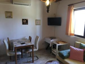 Televízia a/alebo spoločenská miestnosť v ubytovaní Apartments Medusa