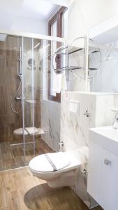 Koupelna v ubytování Hotel Premium + 37 fotografií