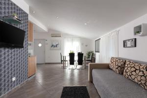 Μια τηλεόραση ή/και κέντρο ψυχαγωγίας στο Apartments Bubalo