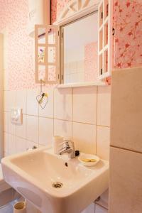 a bathroom with a sink and a mirror at Schwesterherz im Schlafrock in Merxleben in Bad Langensalza