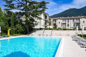 einem Pool vor einem Gebäude mit einem Resort in der Unterkunft Corte Fasanella - Apartment Lillà in Toscolano-Maderno