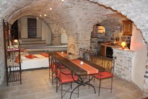 een keuken en eetkamer met een tafel en stoelen bij Grand gîte Ardèche L'Avventura in Grospierres