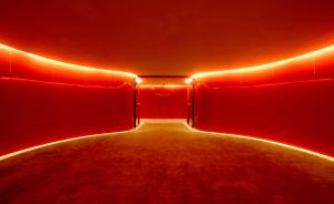 Habitación roja con luces rojas en el suelo en Hotel Puerta America en Madrid