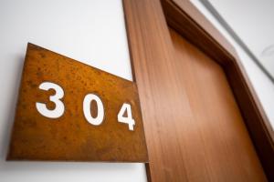 a sign on a door with the on it at Plazuela del Carbón Suites in Cádiz