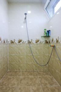 y baño con ducha y manguera. en VAN Garden, en Vanadzor