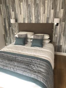 sypialnia z dużym łóżkiem z 2 poduszkami w obiekcie Hamilton Arms Suites w mieście Midhurst