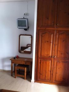 Televízia a/alebo spoločenská miestnosť v ubytovaní Villa Lithitsa