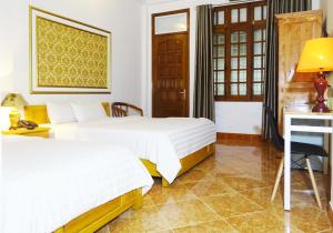 Postel nebo postele na pokoji v ubytování Hanoi Discovery Hotel