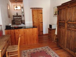 een woonkamer met een tafel en een houten kast bij Lantana Stone House in Lemona