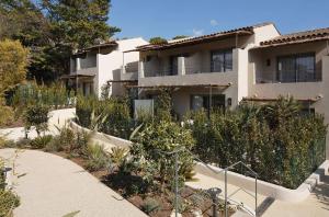 比奥La Bastide de Biot的前面有花园的建筑